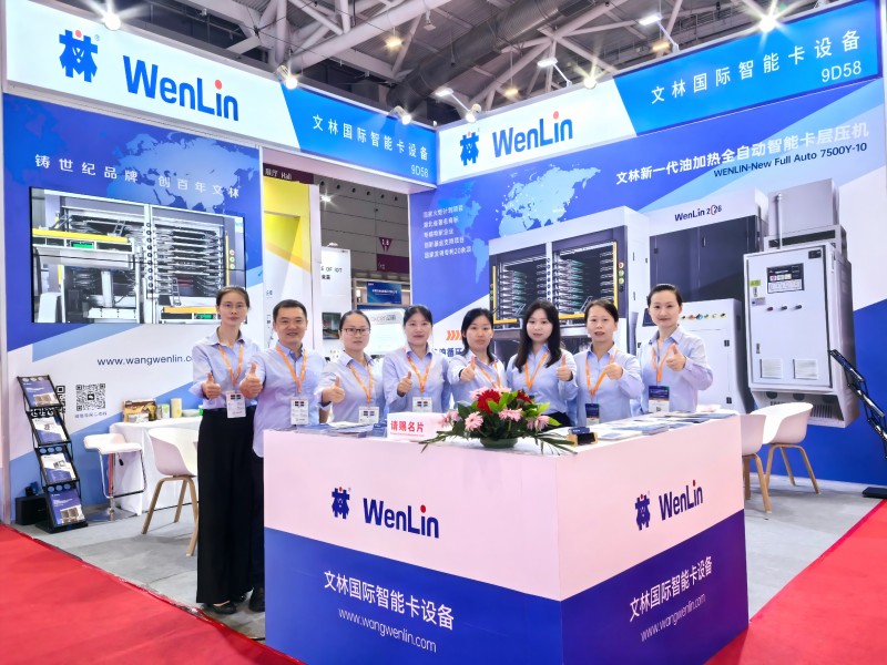 员工合影1(1).jpg 员工合影1(1).jpg